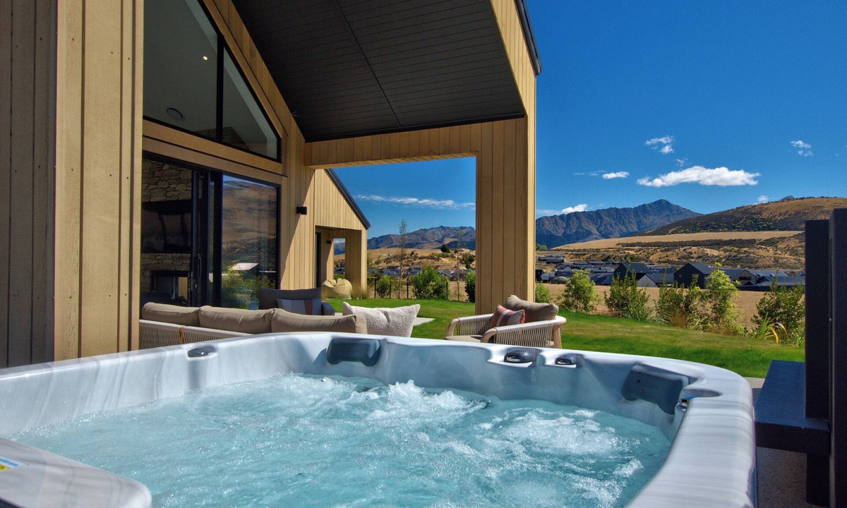 Kawarau Falls House | 5 Bedroom property with spa and putting green perfect for families