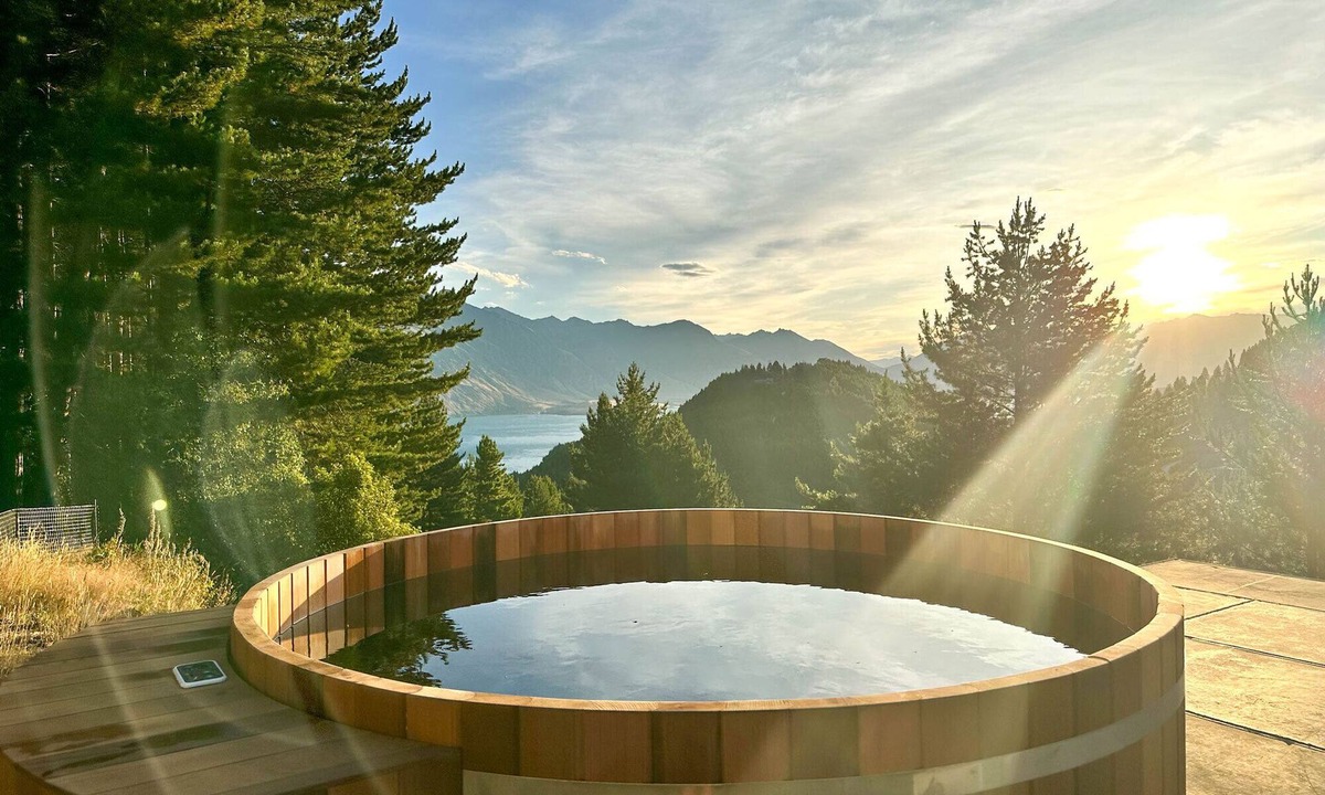 Queenstown Apartment | Amongst the pines, 2 bedroom bach, Stellar Views