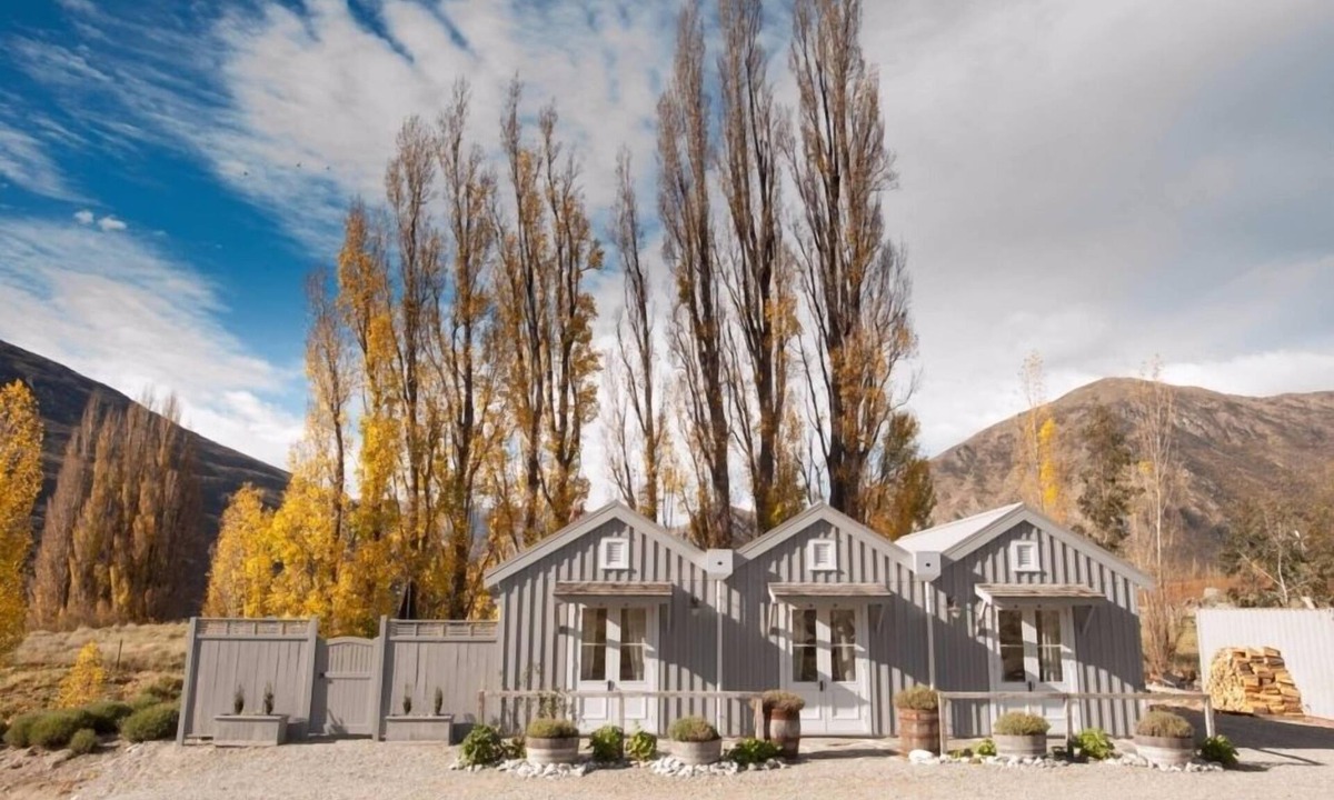 Gibbston Cottage | Beautiful French Style Cottage with an Outdoor Bath