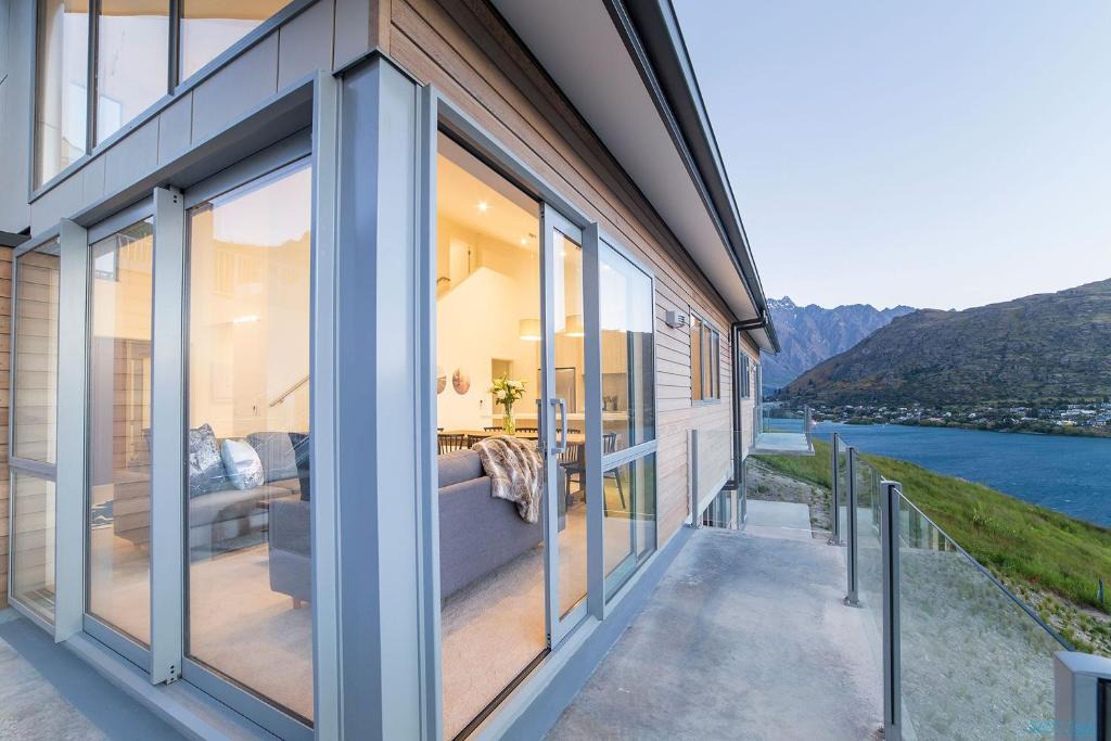 Frankton Apartment | Bluewater Queenstown - Stunning Lake Views