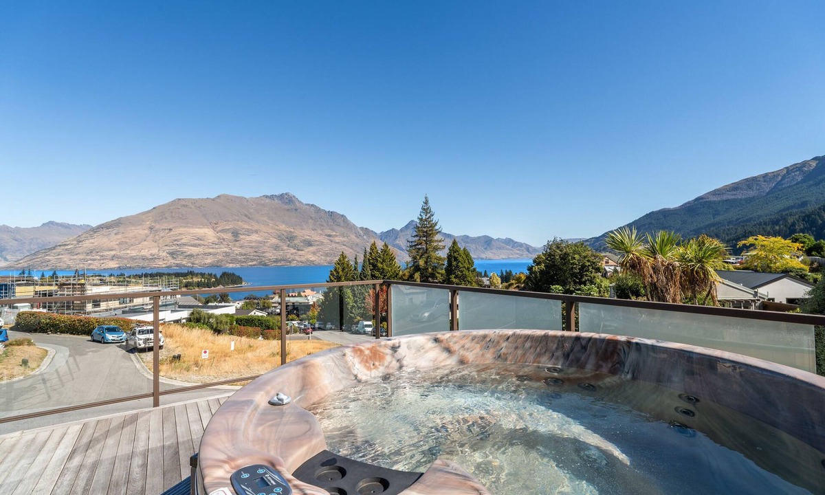 Queenstown City Centre House | Iconic Queenstown Views, Hot Tub, Walk To Town