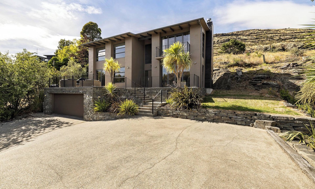 Kelvin Heights House | Luxurious Lake View Escape - 3 Bedroom Home!