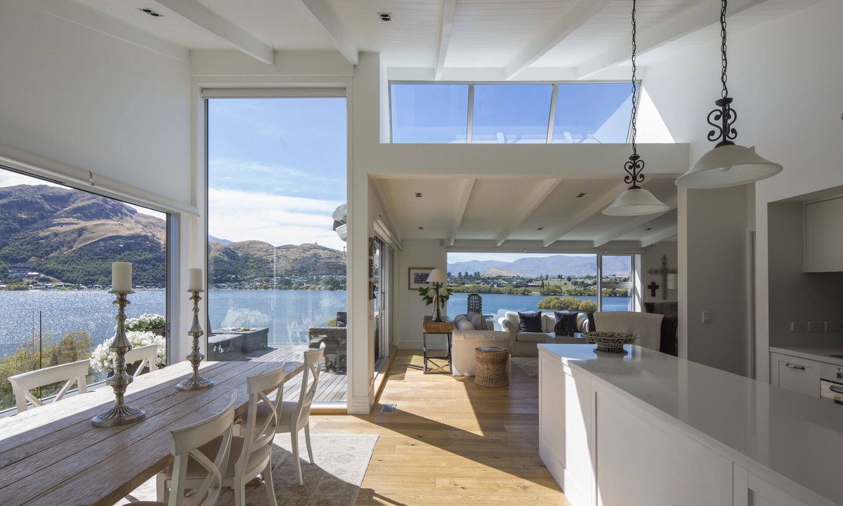 Kelvin Heights House | NEW: Lakeside + Mountain Views, Stylish Home, 3.5kms to Remarkables Ski field