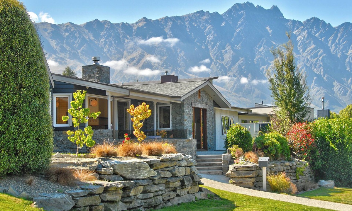 Frankton House | Perfect Location. Cute as holiday home in the heart of old Frankton.