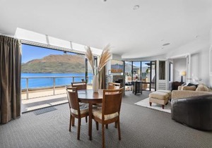 2-bedroom Penthouse Apartment with Spa - The Beacon 1004