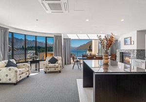 3-bedroom Penthouse Apartment with Spa - The Beacon 1002