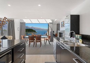 3-bedroom Penthouse Apartment with Spa - The Beacon 1002