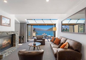 3-bedroom Penthouse Apartment with Spa - The Beacon 1002