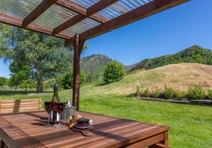 Arrowtown - Country setting and easy walk to town