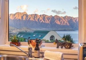 Awesomely Lakeview Queenstown Home