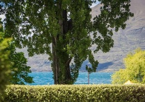 Lake Esplanade Villa - short lakeside walk to town