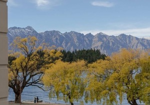 Lake Esplanade Villa - short lakeside walk to town