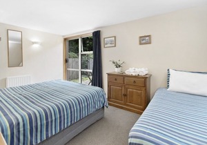 Poplar Lodge - large comfortable home, 7 bedrooms. Enjoy the space!