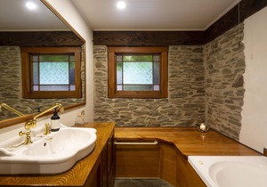 Secluded Beauty in Lake Hayes | Lakeside Home