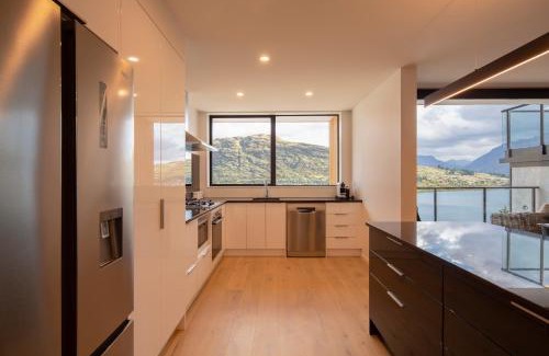 Frankton House | 4 Bedroom Home with elevated views of Lake Wakatipu & The Remarkables