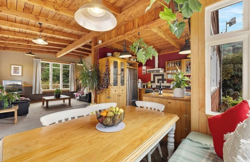 Arrowtown House | Arrowtown Ski Cottage | Opposite Millbrook | Spa Hire | Fireplace | Parking