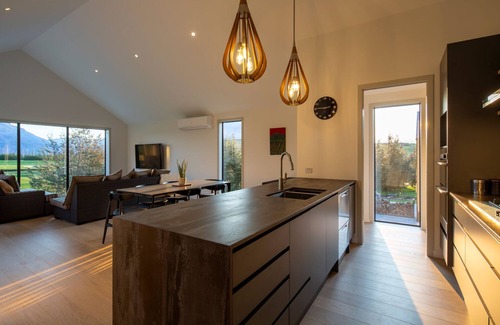 Kawarau Falls House | Beautiful 3 bedroom home | Hot Tub | Stunning View