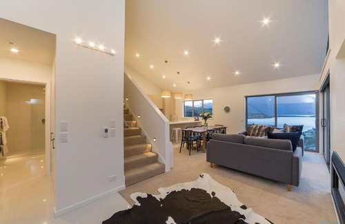 Frankton Apartment | Bluewater Queenstown - Stunning Lake Views