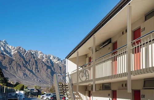Frankton Apartment | Couples Retreat With Million Dollar Lake Wakatipu Views