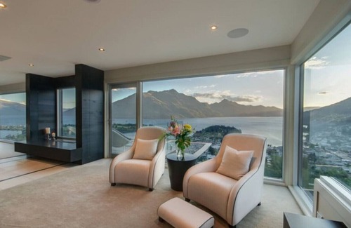 Queenstown House | Ekara House, high on Queenstown Hill, 5 Bedrooms with ensuites.