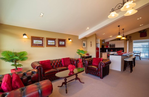 Frankton Apartment | First in the Sun. Quiet 1st floor apartment. Fantastic River and Mountain Views