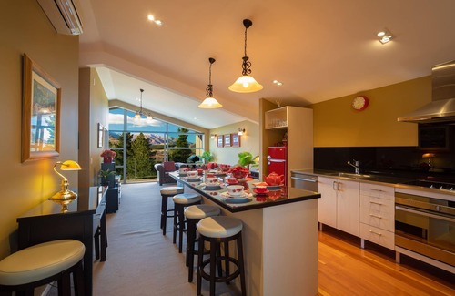 Frankton Apartment | First in the Sun. Quiet 1st floor apartment. Fantastic River and Mountain Views