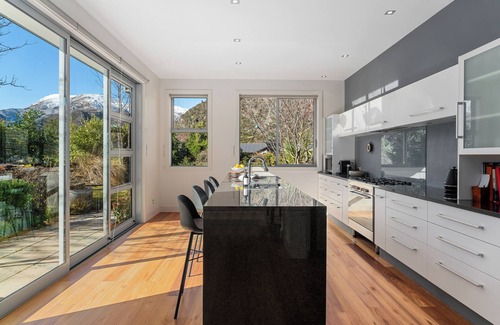 Arrowtown House | Kinsale - Spa, Pool, Gym and Tennis!