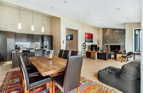 Queenstown City Centre House | Lake Panorama Villa - Central Luxury Indulgence + Private Hot Tub