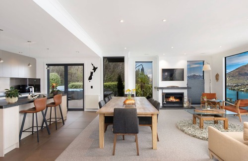 Queenstown House | Luxury Lake View Retreat with Hot Tub
