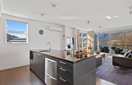 Frankton Apartment | Marina Apartment 406 | Waterfront views