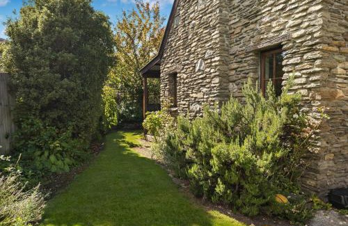 Arrowtown House | Maytime Cottage - Arrowtown Holiday Home