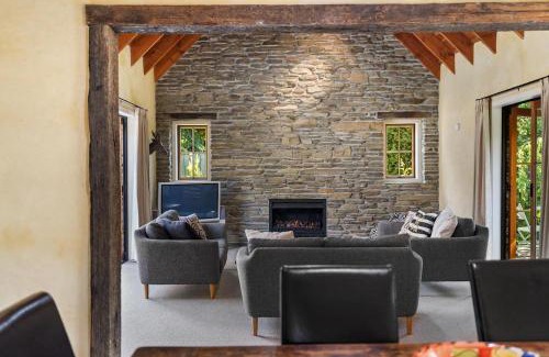 Arrowtown House | Maytime Cottage - Arrowtown Holiday Home
