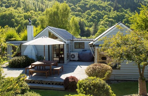 Arrowtown House | Norfolk · ★Riverside family home★ BBQ, bikes and backyard