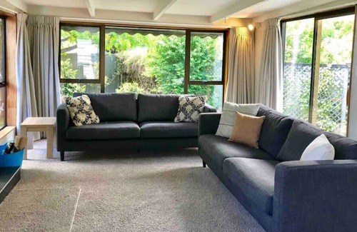 Arrowtown House | Norfolk · ★Riverside family home★ BBQ, bikes and backyard