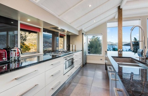 Frankton House | Stewart Lodge Luxury Spa | Postcard perfect views | Spa Pool! | Luxury Awaits.