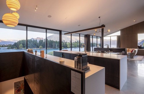 Queenstown House | Ultra Modern Lakefront Villa by MajorDomo - Flat walk to town centre