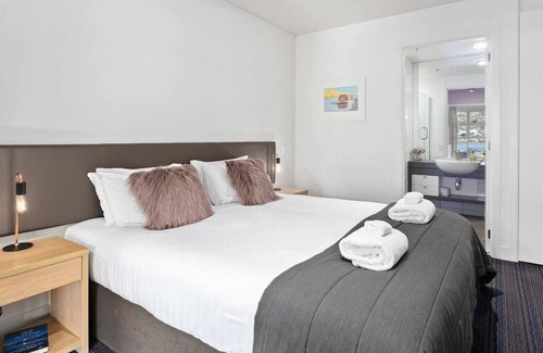 Frankton Apartment | Waterfront Marina Apartment 404 | Modern and comfortable | Great value for money!