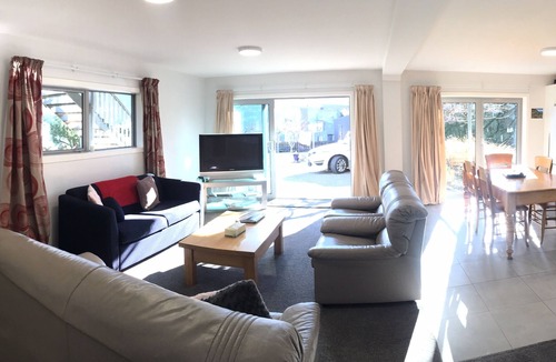 Kelvin Heights Apartment | 2 Bedroom Apartment in Sunny Kelvin Heights