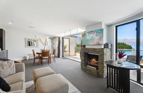 Queenstown Apartment | 2-bedroom Penthouse Apartment with Spa - The Beacon 1004