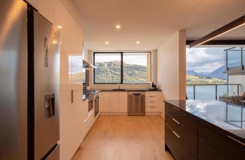 Frankton House | 4 Bedroom Home with elevated views of Lake Wakatipu & The Remarkables