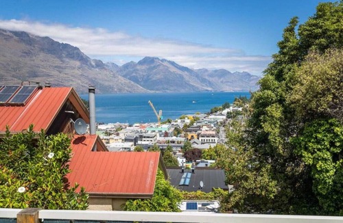 Queenstown City Centre Apartment | 5 minute walk into town, carpark and views of lake and mountains