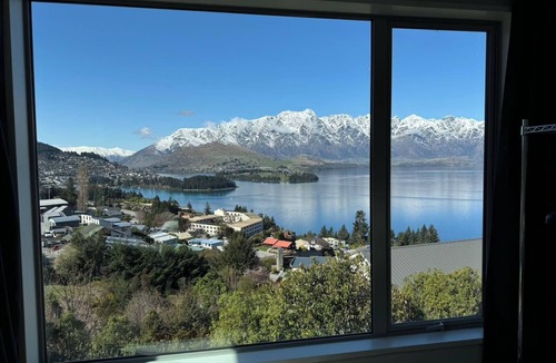 Queenstown City Centre House | 7Manata - Amazing 270deg views! Golf & Ski 10bedrm/8bathrm + 4x seven-seat 4WD's