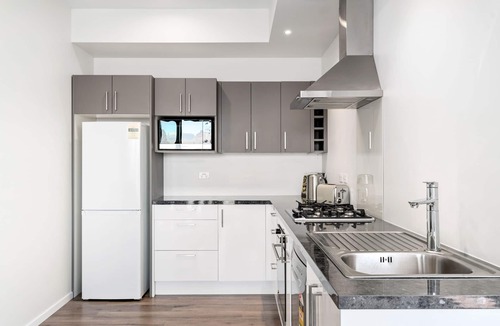 Frankton Villa | A LUCKIE CHARM - 8 BEDROOM TOWNHOUSE