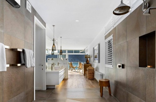 Kelvin Heights House | Absolute water front property with pool and hot tub