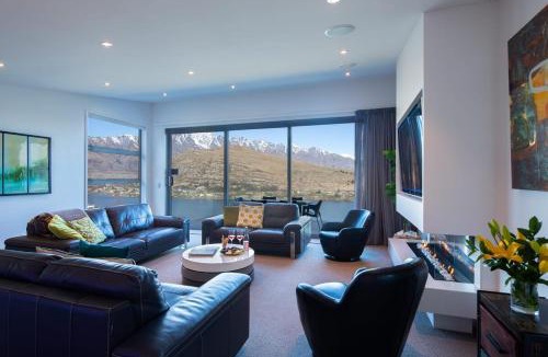 Queenstown Villa | Alpine Edge Villa- AC- Free Parking- Hot Tub- BBQ