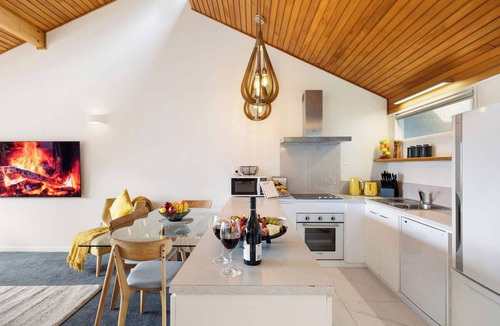Fernhill House | ALPINE GOLD LUXURY SPA LAKE VIEW VILLA