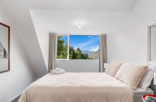 Fernhill House | Arawata Lodge - Queenstown Holiday Home