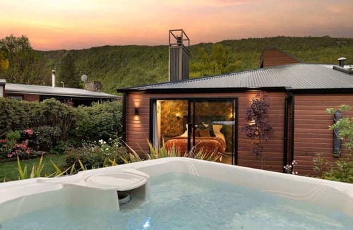 Arrowtown House | Arrowtown Luxury Escape with Hot Tub