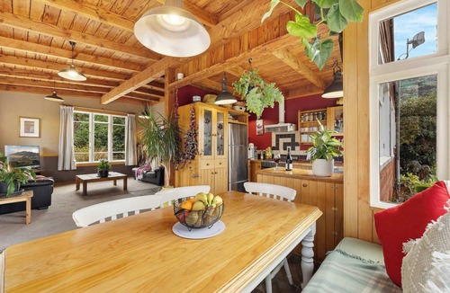 Arrowtown House | Arrowtown Ski Cottage | Opposite Millbrook | Spa Hire | Fireplace | Parking