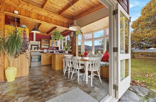 Arrowtown House | Arrowtown Ski Cottage | Opposite Millbrook | Spa Hire | Fireplace | Parking